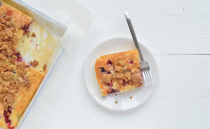 kruimelcake met rood fruit