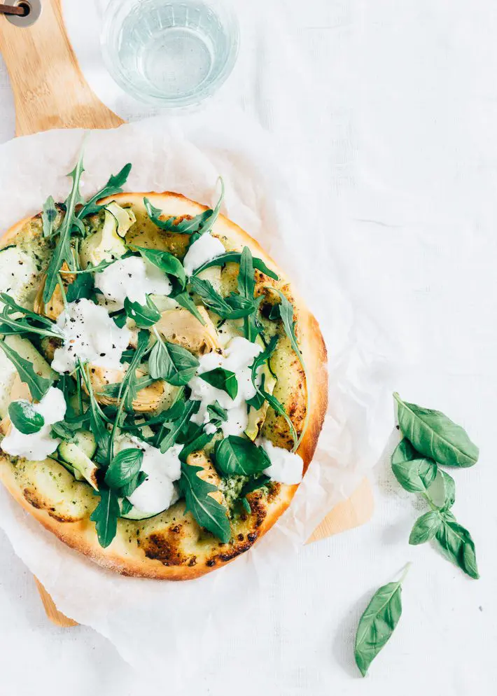 Pizza met courgette en burrata