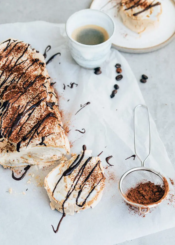 Meringue rol met espresso en chocola