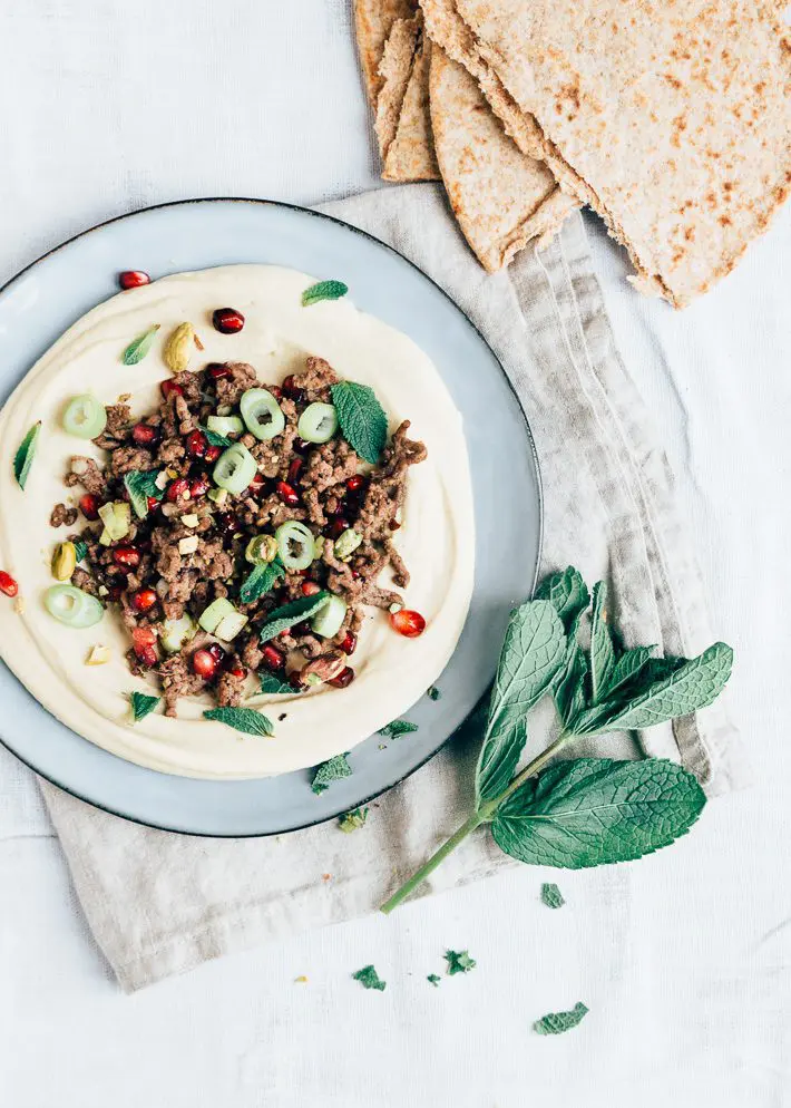 Hummus met gekruid gehakt