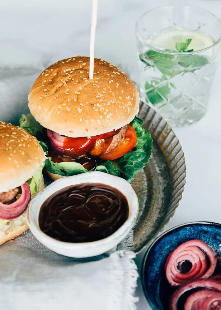 BBQ burger met zoetzure ui