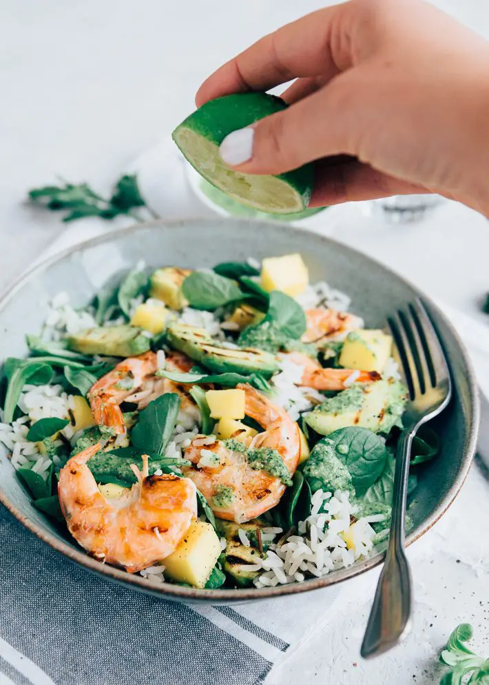 Salade met avocado en garnalen