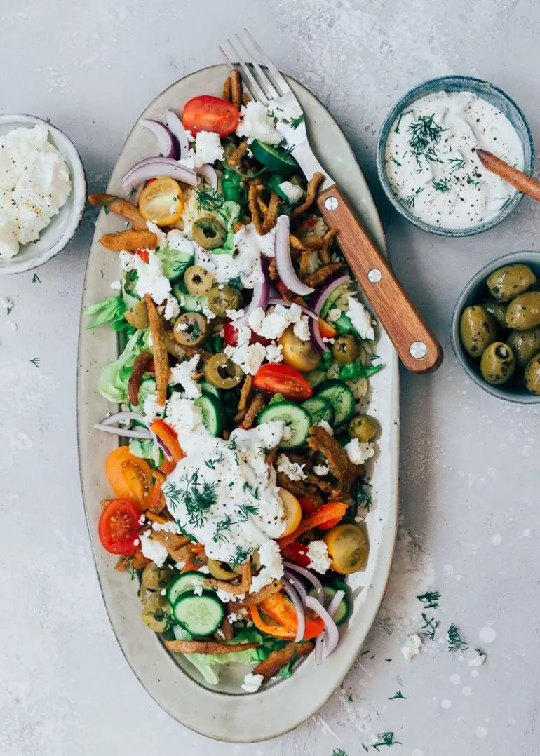 Griekse salade met feta en gyros