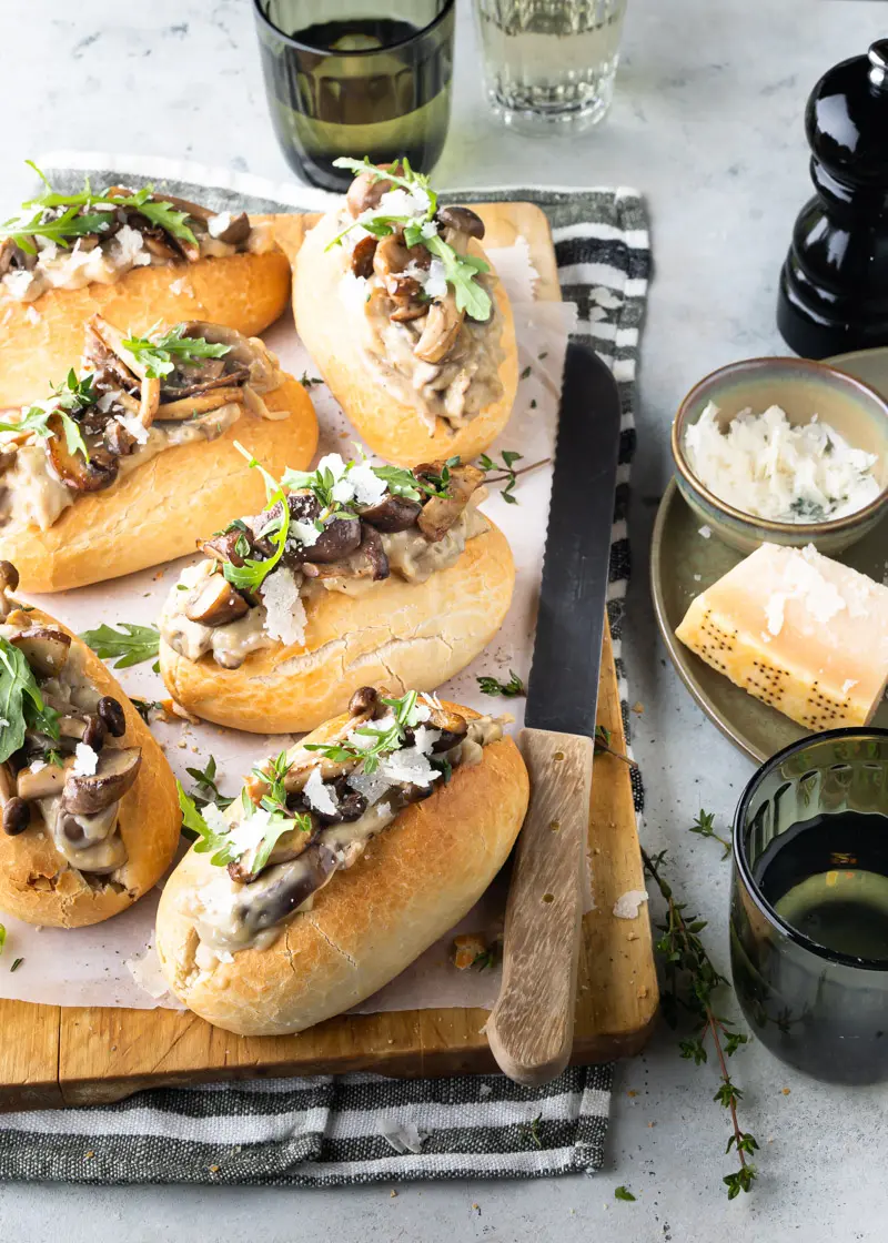 Broodjes gevuld met paddenstoelenragout