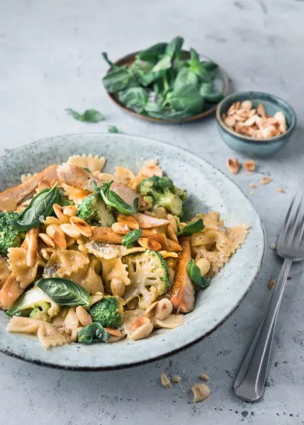 Farfalle met broccoli, kip en kaassaus