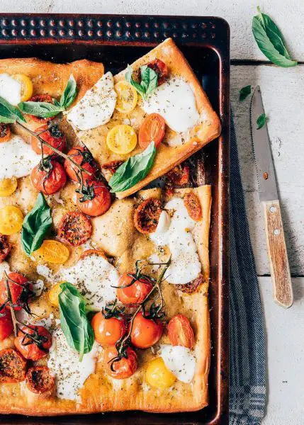 Focaccia met tomaat