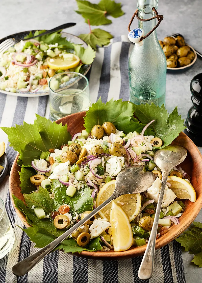 Griekse rijstsalade met feta en rozijnen