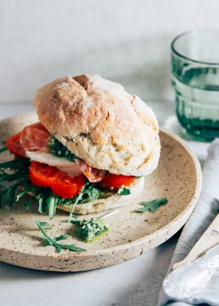 Italiaans broodje met mozzarella
