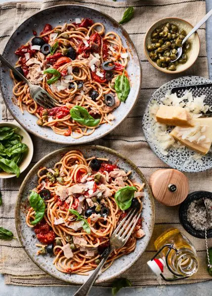 Pasta met tomatensaus en tonijn