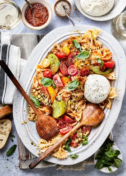 Pastasalade met rode pesto op een bord