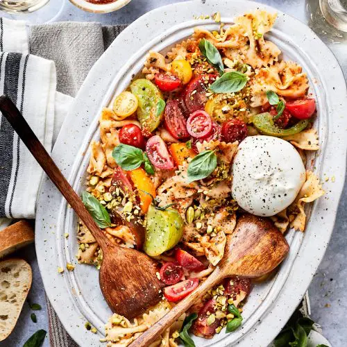 Pastasalade met rode pesto op een bord