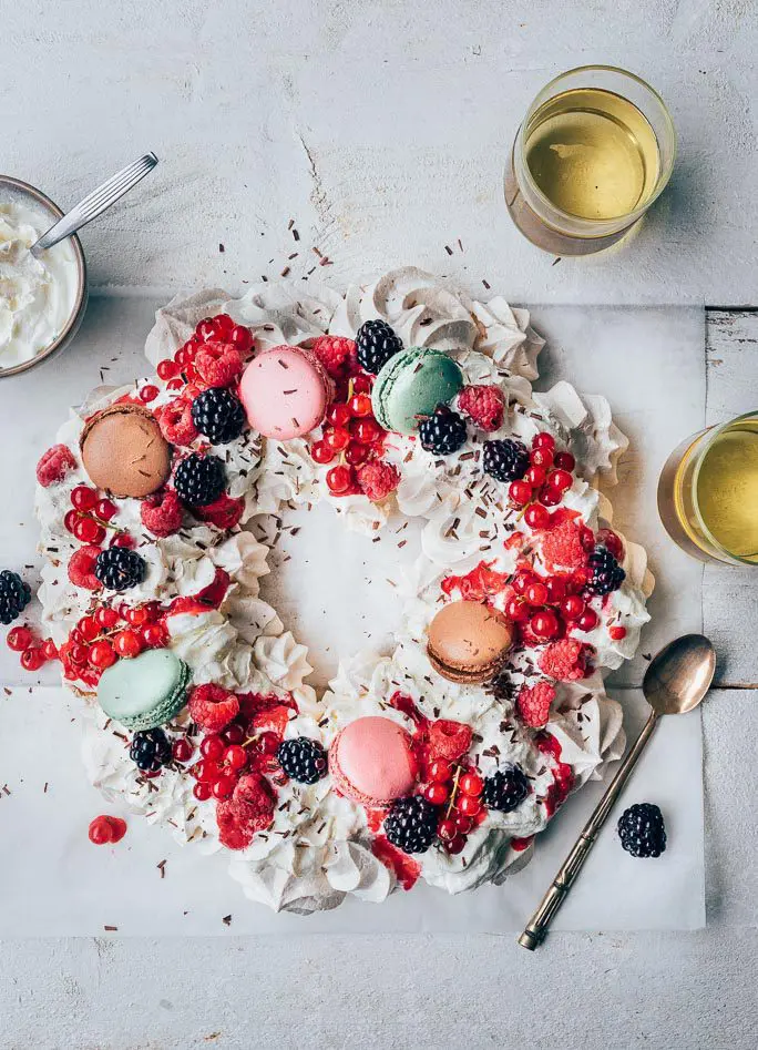 Pavlova kerstkrans met rood fruit