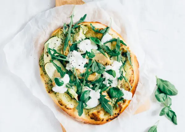Veggie pizza met courgette en burrata