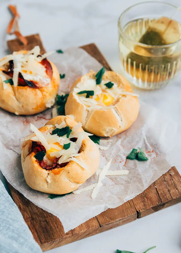 Spaanse broodjes gevuld met ei en chorizo