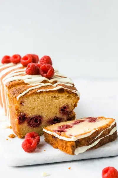 Cake met witte chocolade en frambozen
