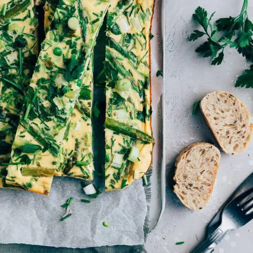 omelet met groente asperges en doperwten