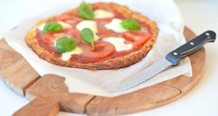 Bloemkoolpizza met tomaat & mozzarella