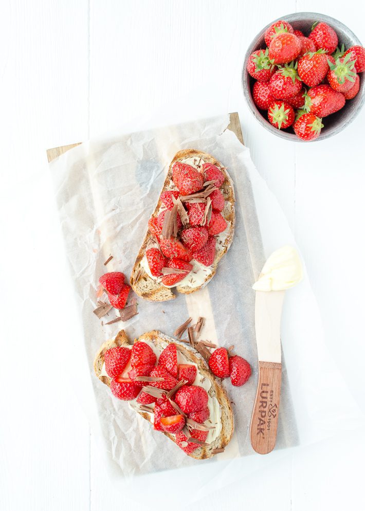 Toast met aardbeien en chocola