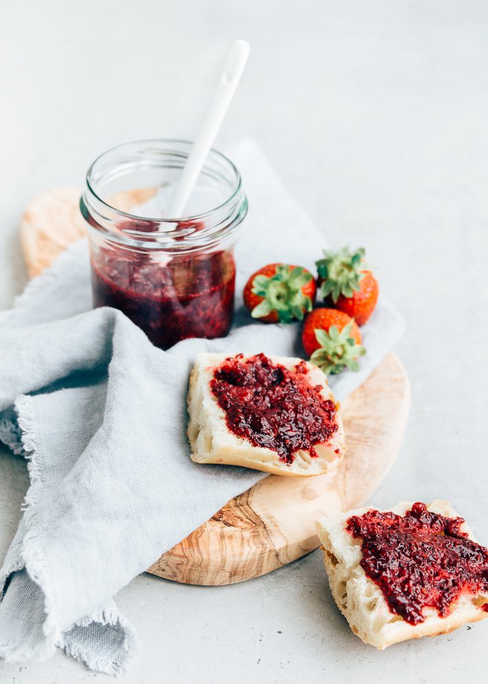 Chia jam met rood fruit