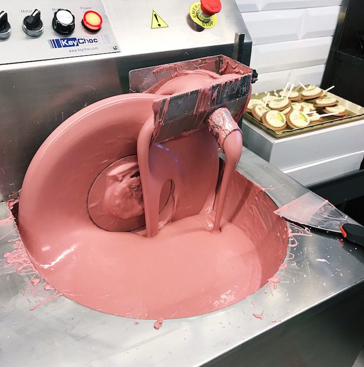 Roze warme chocolademelk