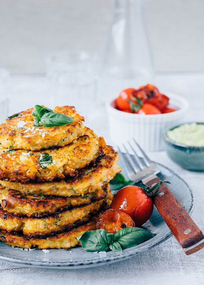 Courgette fritters met halloumi