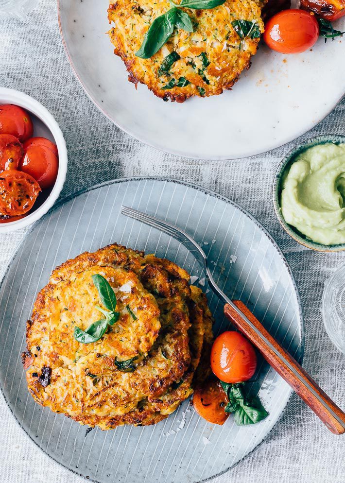 Courgette fritters met halloumi