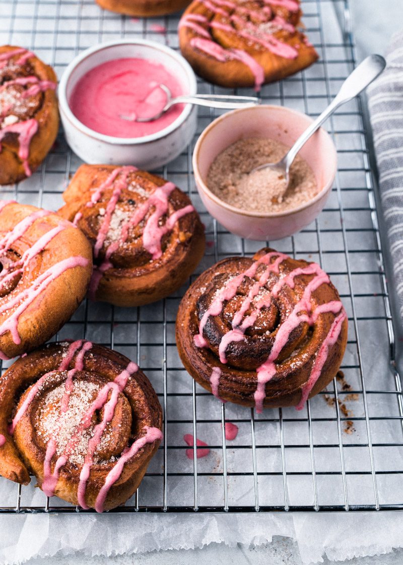 Cinnamon buns met roze glazuur