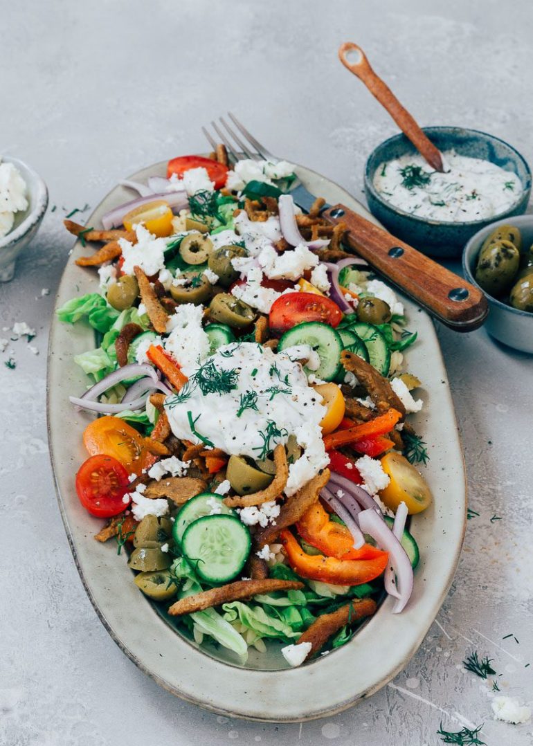 Griekse salade met feta en gyros