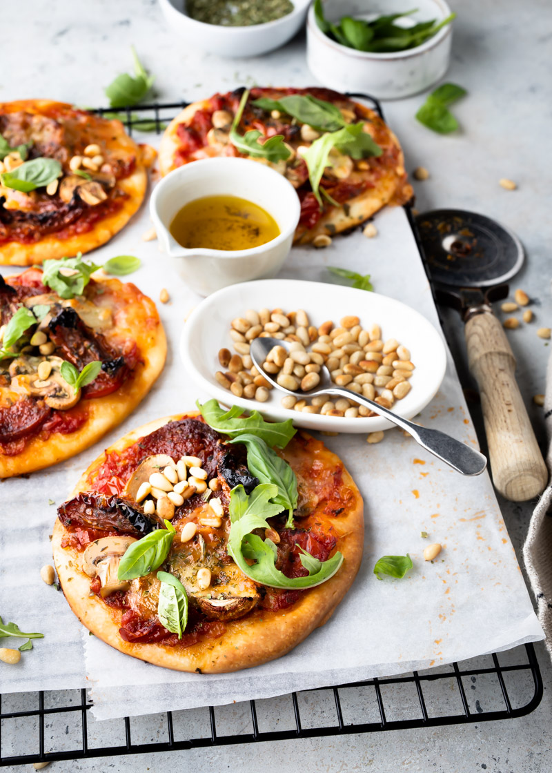 Mini pizza’s met chorizo en mozzarella