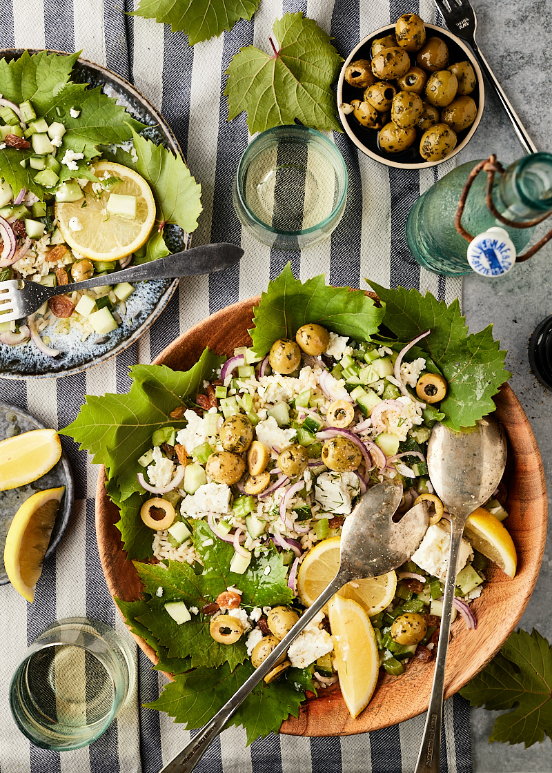 Griekse rijstsalade met feta en rozijnen