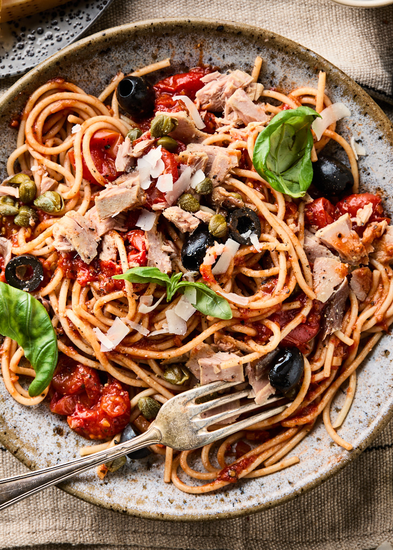 Pasta met tomatensaus en tonijn