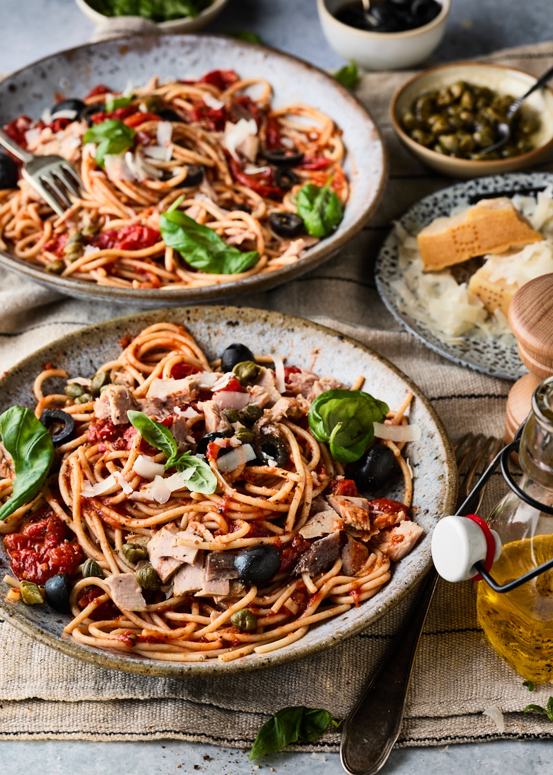 Pasta met tomatensaus en tonijn