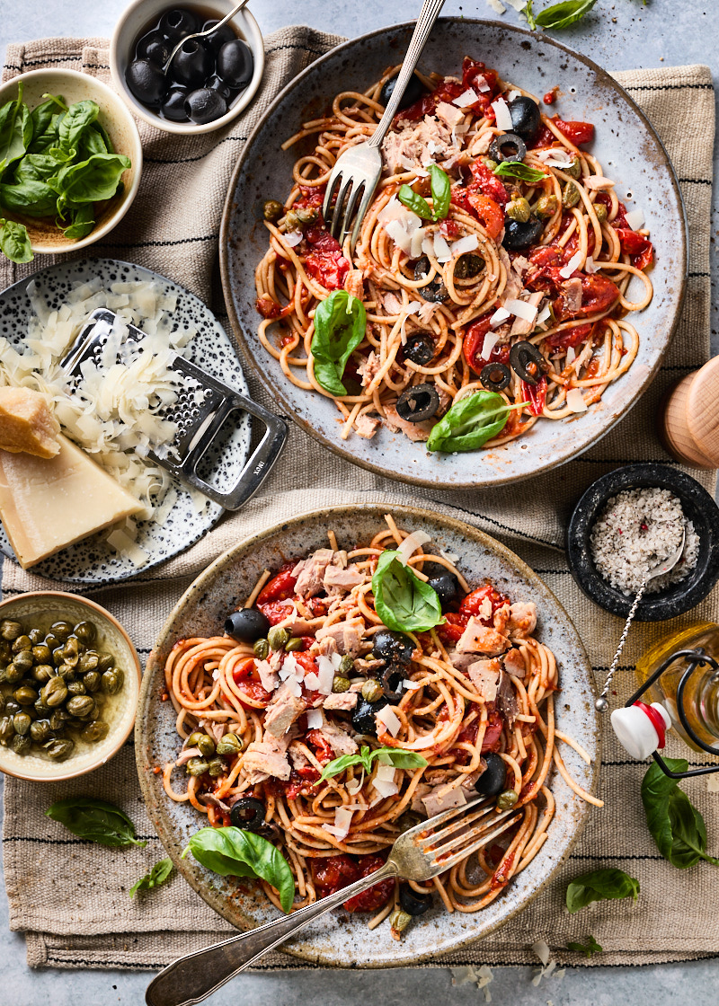 Pasta met tomatensaus en tonijn