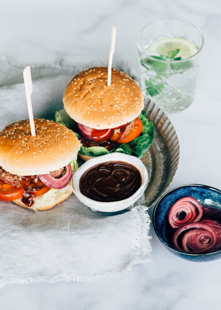 BBQ hamburger met zoetzure ui