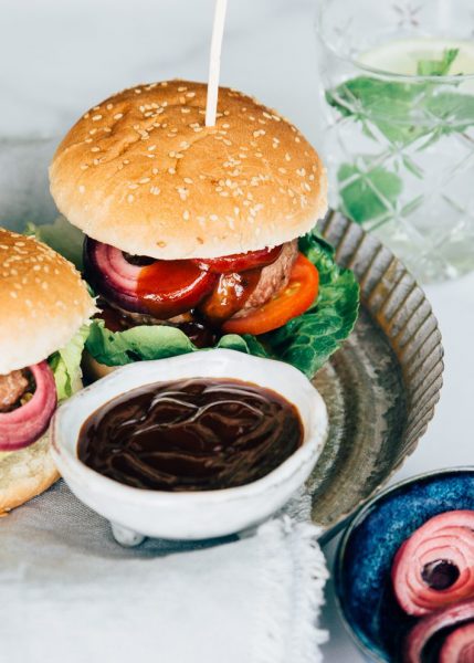 BBQ burger met zoetzure ui - hamburger recept zelf hamburgers maken hamburger maken van gehakt hamburgers zelf maken bbq hamburger kruidenmix burgersaus