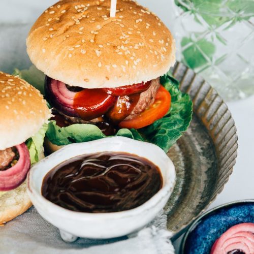 BBQ burger met zoetzure ui - hamburger recept zelf hamburgers maken hamburger maken van gehakt hamburgers zelf maken bbq hamburger kruidenmix burgersaus