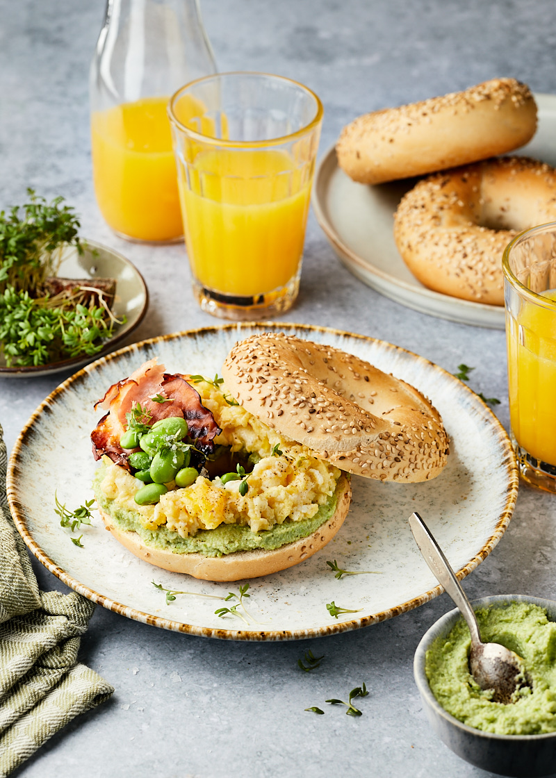 Bagel met avocado en ei