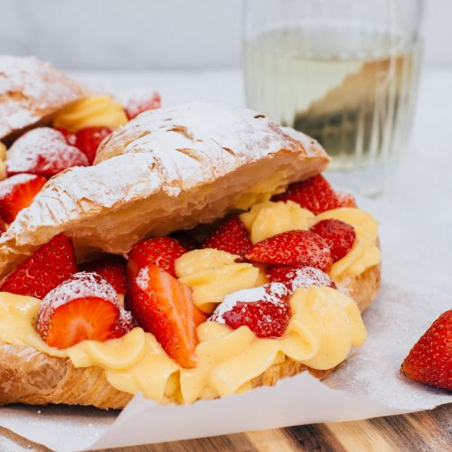 Croissants met aardbeien en room