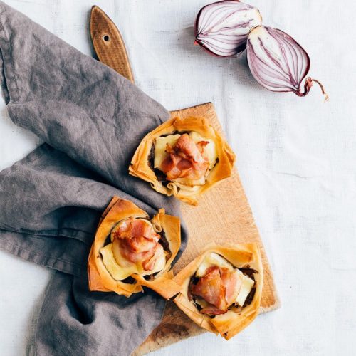 Filodeegcups met rode ui, brie en bacon