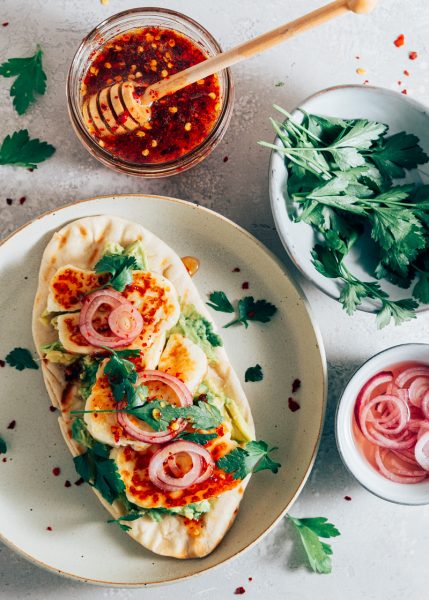 Flatbread met halloumi, hot honey en avocado