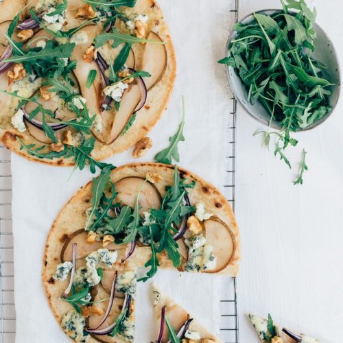 Flatbread pizza met peer