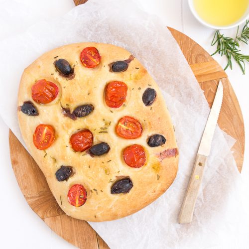 Focaccia met tomaat en olijven