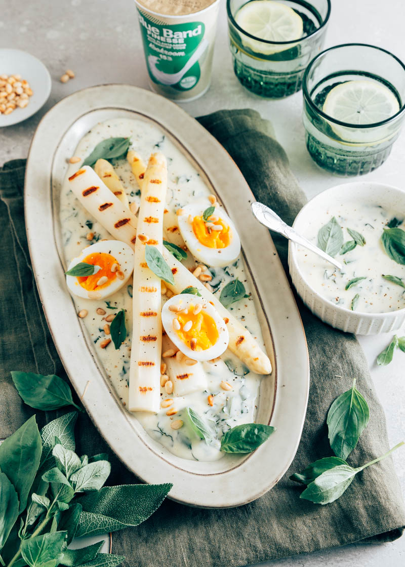 Gegrilde asperges met kruiden-roomsaus