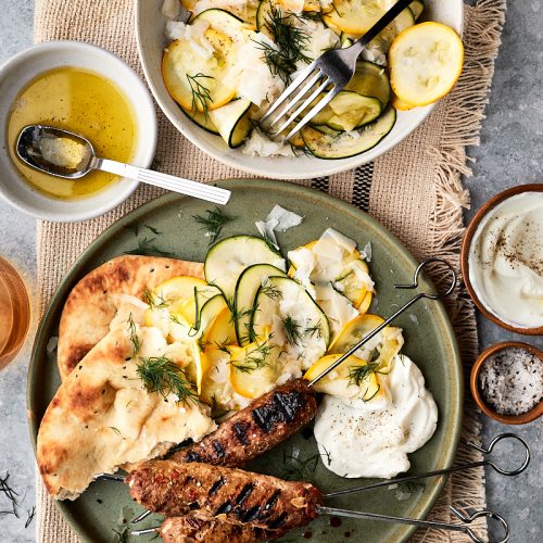 Gehaktspiesjes met courgettesalade