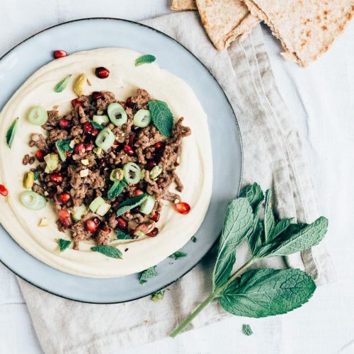 Hummus met gekruid gehakt