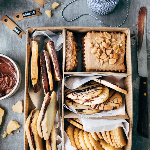 kerstkoekjes bakken kerstcadeau: koekblik met homemade cookies
