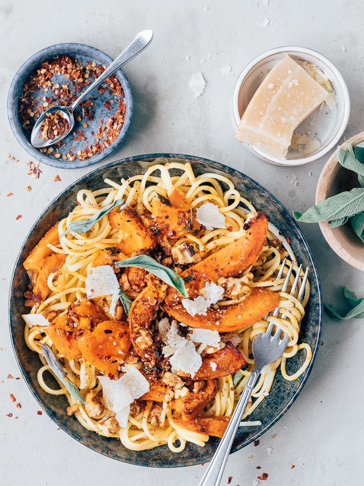 Pasta met pompoen en noten pangrattato