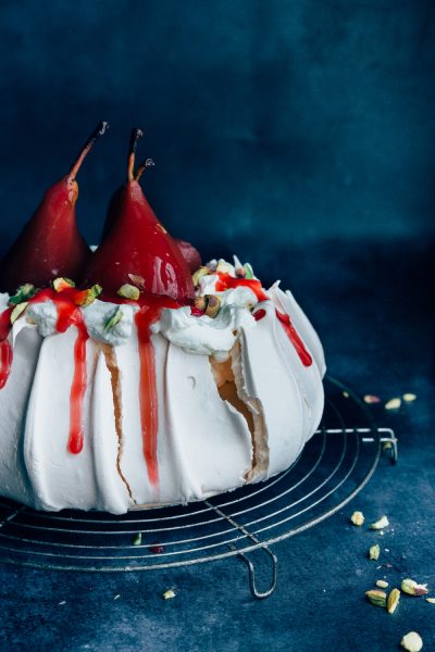 Pavlova dessert met stoofperen