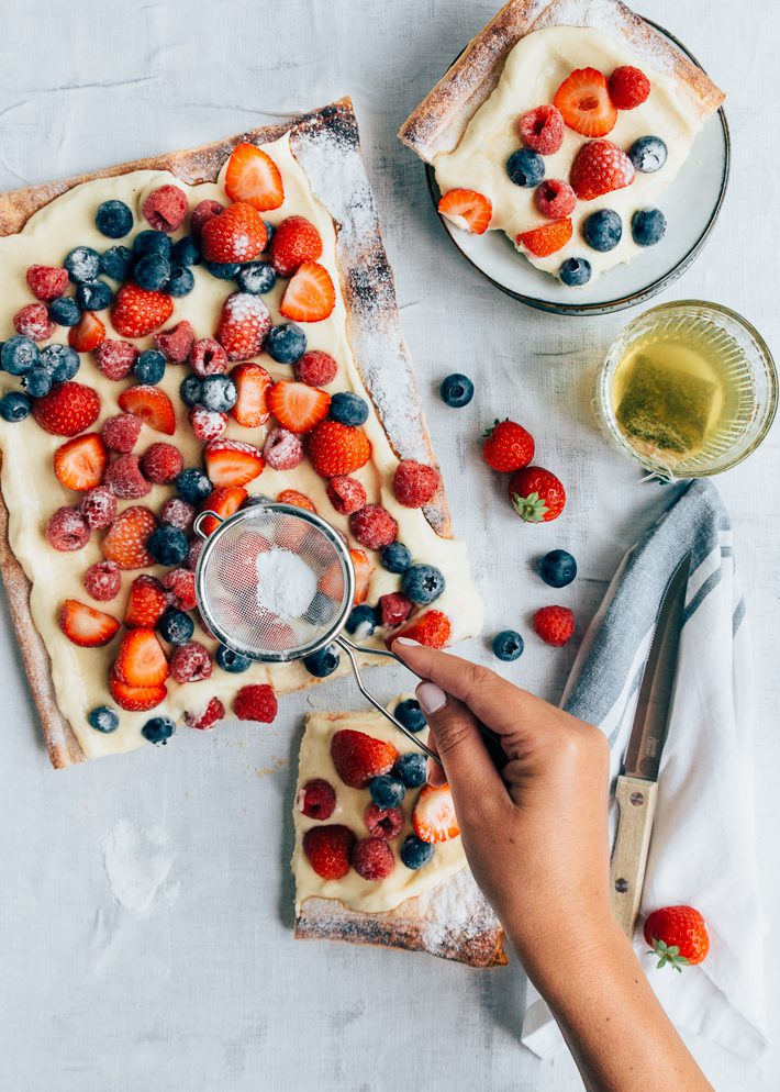 Plaattaart met rood fruit