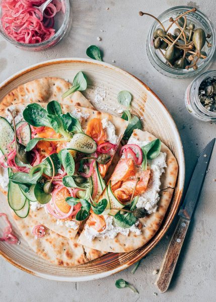 Platbrood met warm gerookte zalm